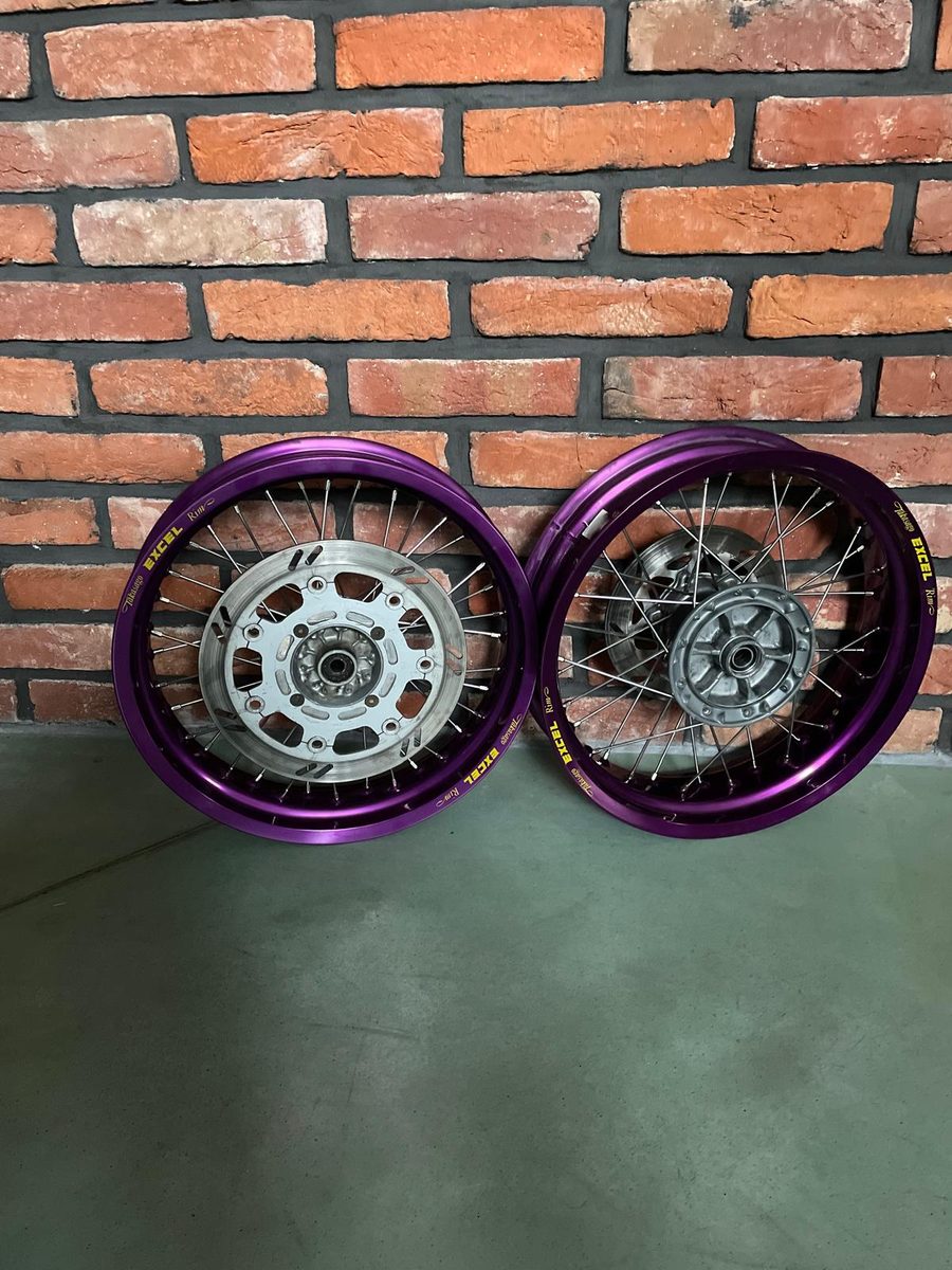 Dvě kola na Yamahu XT 660 s fialovými ráfky Excel na původních nábojích
