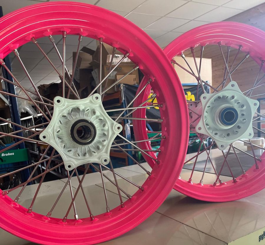 Dvě kola na Yamahu YZ 450 s neonově růžovými ráfky a bílými náboji