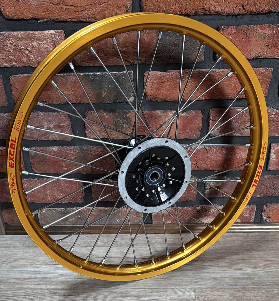 Kolo na Yamahu XT 350 se zlatým ráfkem Excel a černým nábojem